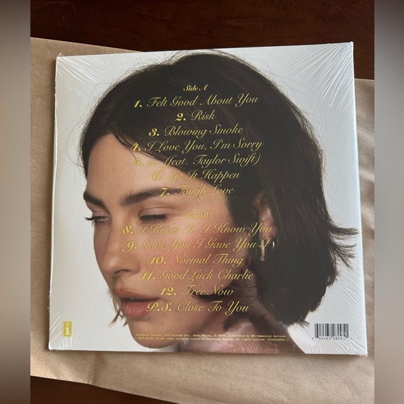 GRACIE ABRAMS THE SECRET OF US SIGNED AUTOGRAPHED YELLOW VINYL LP ALBUM ON COVER - Picture 10 of 15